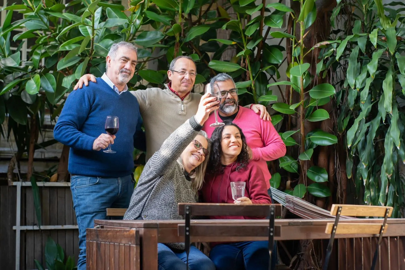 Gruppo di amici adulti che si diverte insieme durante una festa in casa